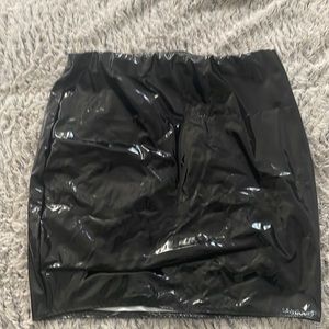 **NEVER WORN** vinyl high waist mini skirt black - us 8